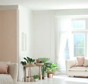 Sala de estar prístina y acogedora con paredes bellamente pintadas